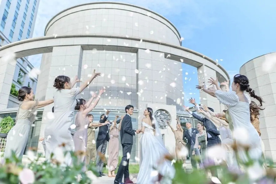 【台場駅直結。遠方ゲストも安心の好アクセスウエディング】ゆりかもめ「台場駅」直結の好アクセス。 グランドニッコー東京台場 は、お台場エリアでも利便性の高いホテルウエディング会場です。  東京駅・品川駅からの新幹線利用はもちろん、羽田空港からの飛行機利用でもスムーズにお越しいただける立地のため、地方からご参列されるゲストにも安心。  アクセス重視で少人数結婚式・家族婚をご検討の方にもおすすめの会場です。